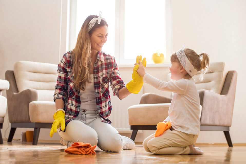 Pide a tus hijos que ayuden en las tareas de la casa.