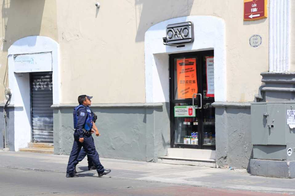Policías municipales atienden robo de un OXXO en pleno centro de la ciudad. (Andrés Lobato/Archivo)