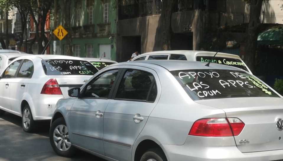 Taxistas por aplicación bloquearon Insurgentes para pedir apoyos económicos (César Velázquez)