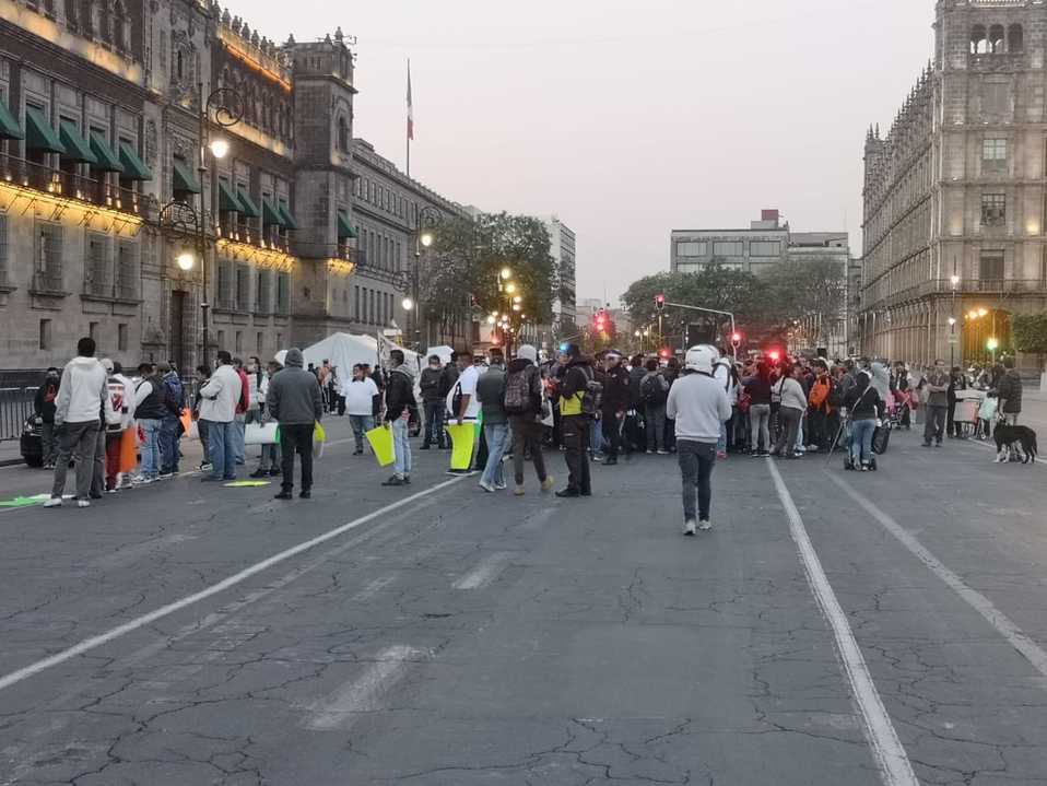 Taxistas por aplicación piden apoyos en Palacio Nacional (César Velázquez)