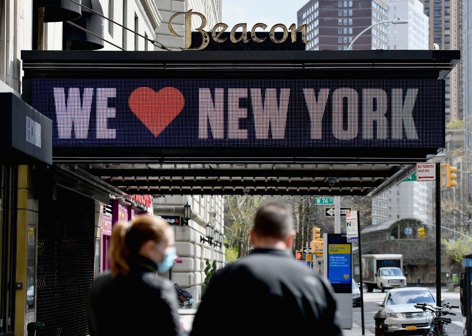 El teatro Beacon, en Brodway, con el mensaje "Te amanos, Nueva York" durante la pandemia de coronavirus. (AFP)