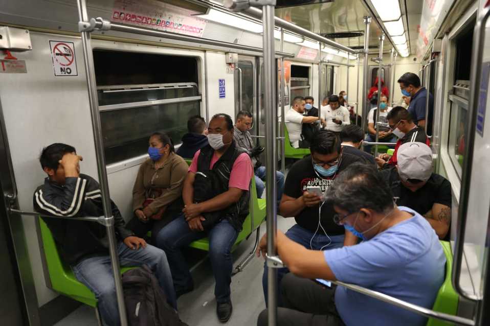 Aspecto de un vagón del Metro en la CdMx durante la pandemia por coronavirus. (Javier Ríos)