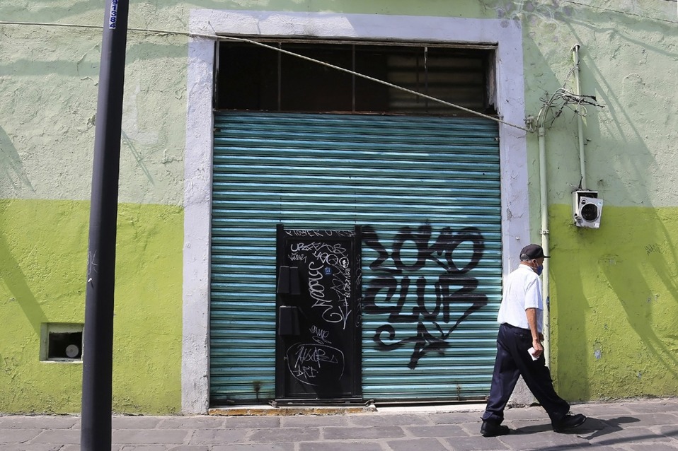 La calle 5 de Mayo se convierte en un pueblo fantasma ante la emergencia sanitaria provocada por el coronavirus. (Andrés Lobato)