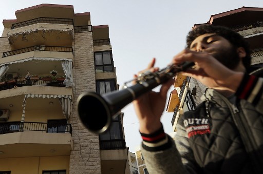 Líbano. Un joven ofrece un concierto de clarinete para sus vecinos.