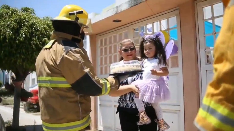 La pequeña recibió gustosa la visita sorpresa de los bomberos, luego de haber tenido que cancelar su fiesta.
