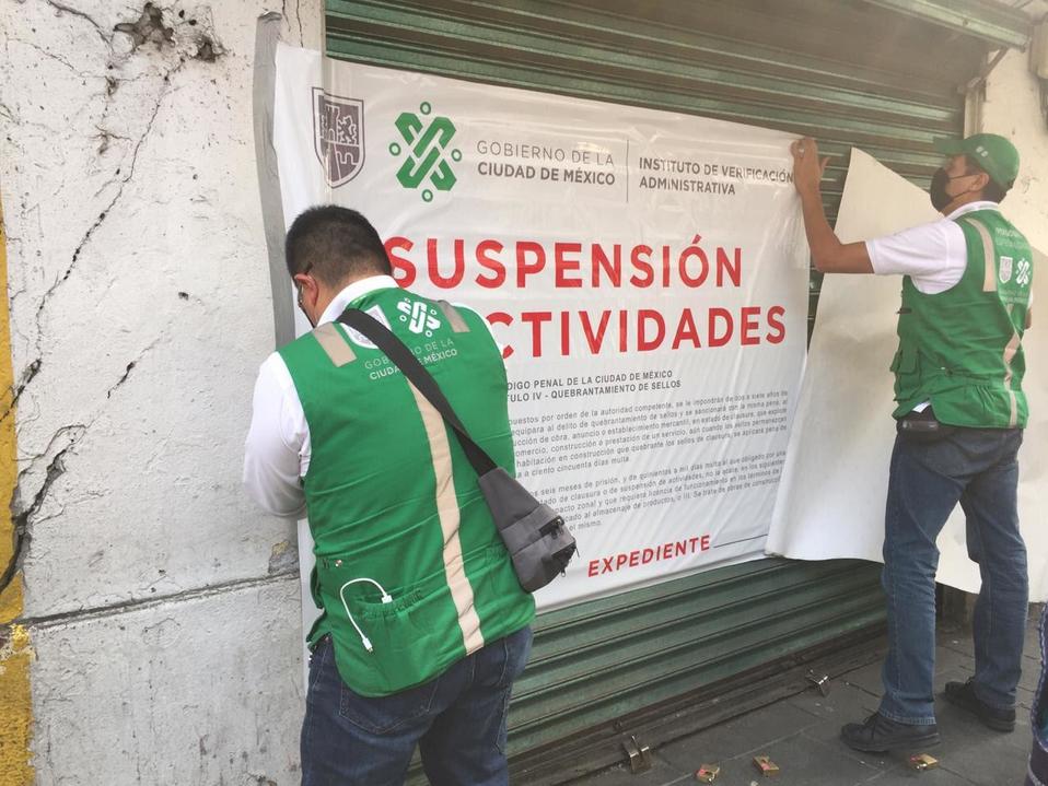 Personal del Invea clausura establecimientos no esenciales que se niegan a cerrar durante la emergencia sanitaria. (Especial)