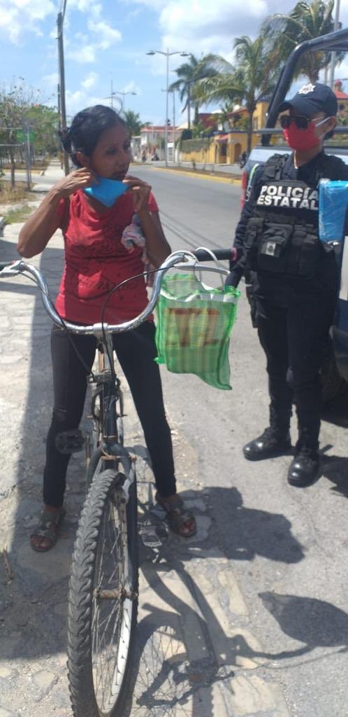 Policías estatales reparten cubrebocas a la gente que eatá en la calle. (Tomada de @kpya)