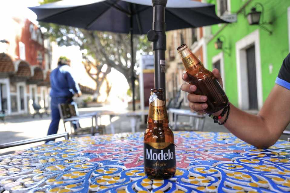 Prohibirán venta y consumo de alcohol en lugares abiertos. (Andrés Lobato)