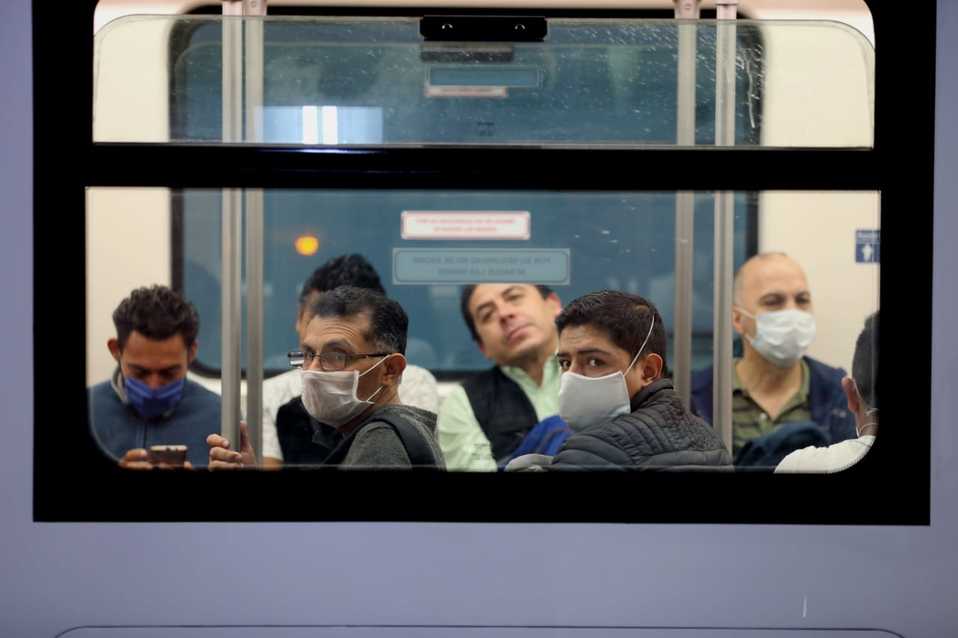 Usuarios del Metro de la CdMx con cubrebocas por coronavirus. (Javier Ríos)