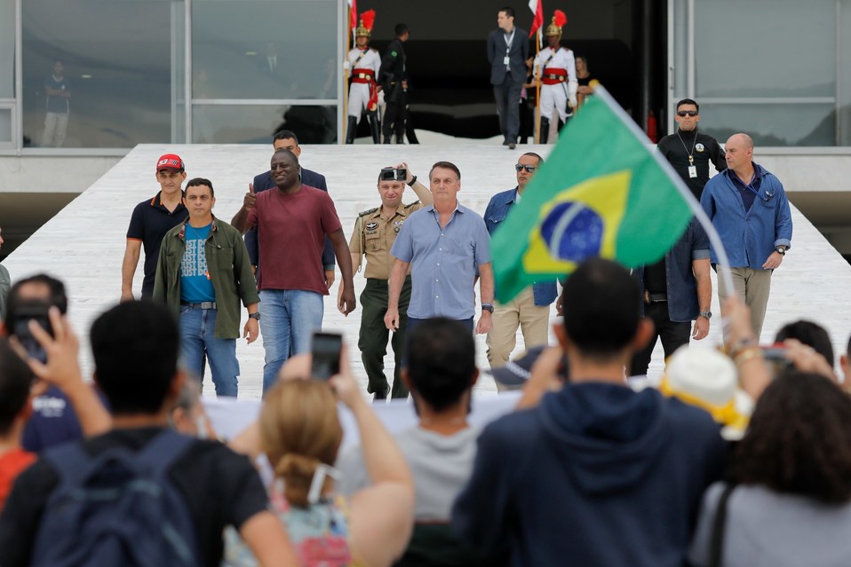 "No hay que acobardarse con ese virus, hay que enfrentarlo con cabeza erguida, Dios está con nosotros", gritó Bolsonaro. (AFP)