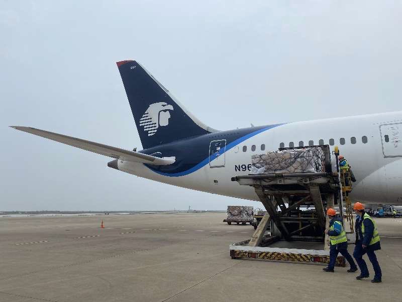 En China, cargan avión con insumos médicos para México por coronavirus.