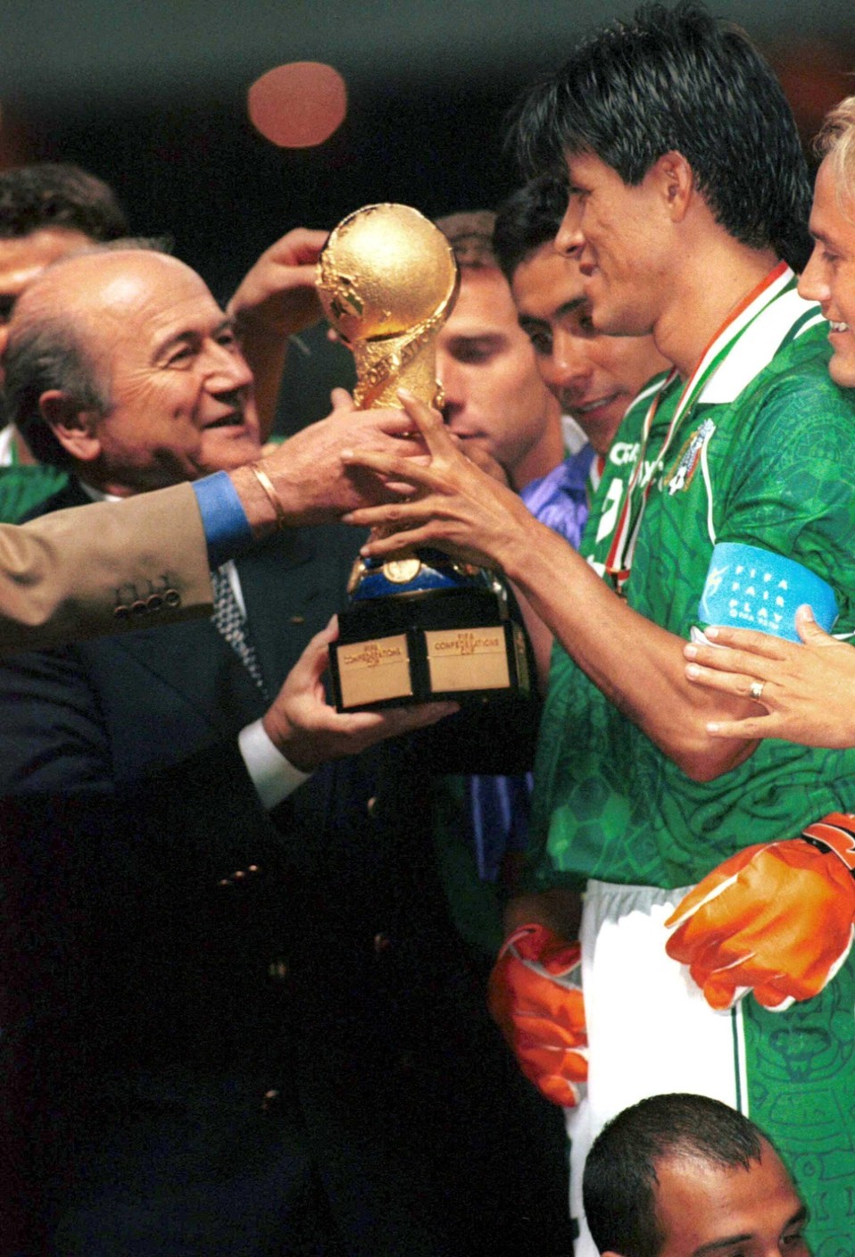Claudio Suárez con la Copa Confederaciones que ganó la selección mexicana en 1999 (Mexsport)