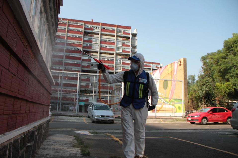 Desinfectan unidad habitacional en Colonia Del Valle para prevenir contra covid-19. (Especial)