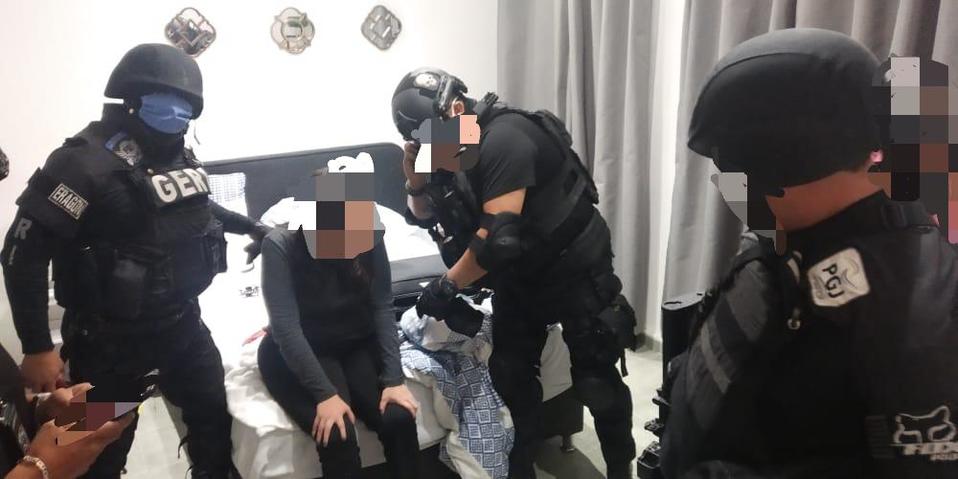 Elementos de la Policía de Investigación durante el rescate de la víctima. (Especial)