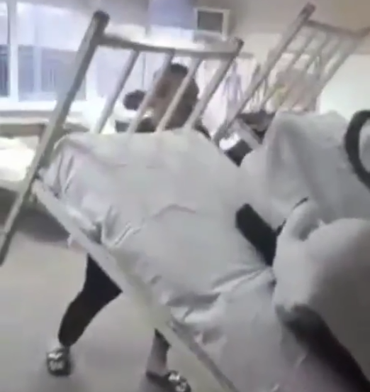 El entrenamiento de un peleador de MMA que entrena en un hospital (Especial)
