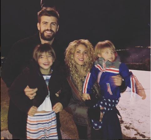 Gerard Piqué junto a su esposa Shakira y sus hijos (Instagram @3gerardpique)
