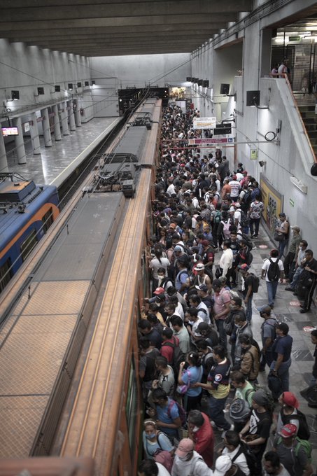 Usuarios de redes sociales denunciaron que había estaciones saturadas, pese a la contingencia. (Tomada de @Santiago_Arau)