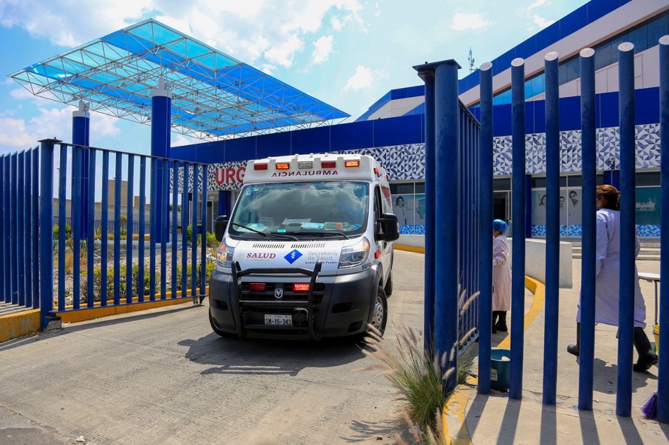 Una ambulancia abandona la zona de urgencias del Hospital General de Cholula, donde se atiende el covid 19. (Andrés Lobato)