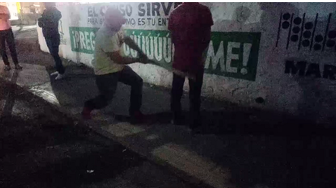 Los autodefensas dieron un palazo a las personas que salieron de sus casas sin justificación.