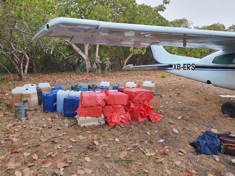 La avioneta fue abandonada y en su interior se hallaron diez costales con la droga./ Especial