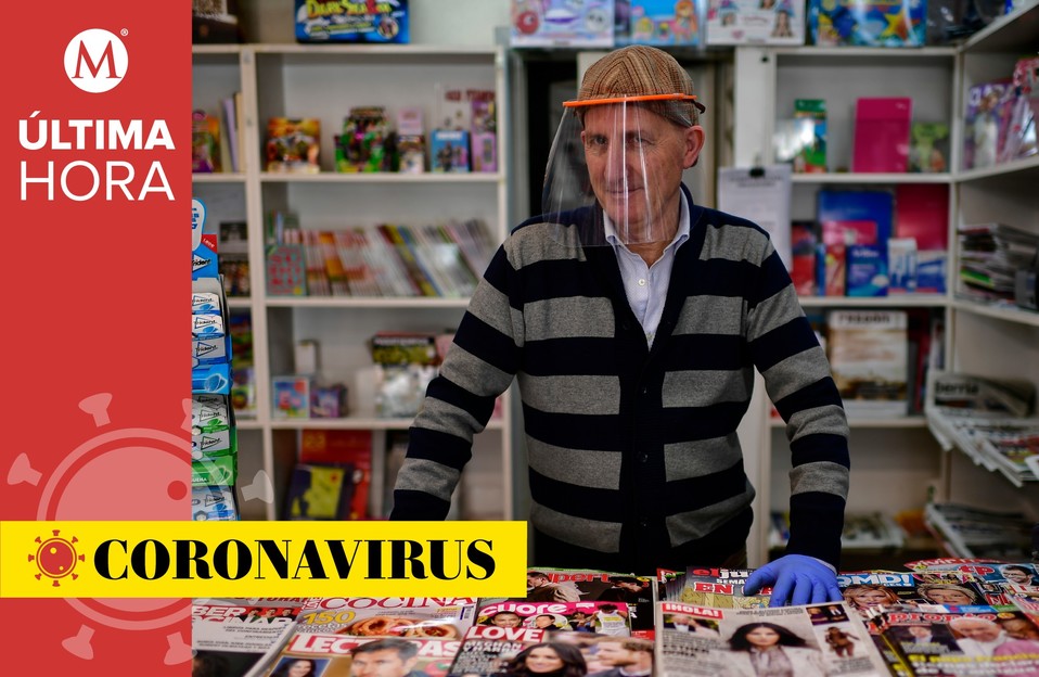 Coronavirus en el mundo, 19 de abril: una imagen de España, donde los vendedores usan una pantalla de plástico y guantes para prevenir contagios (AP).