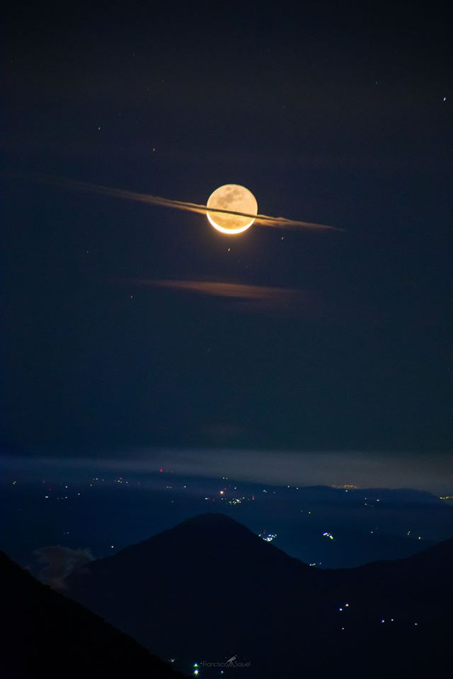 La foto de la Luna vestida como Saturna fue captura el 24 de diciembre a dos días de un eclipse solar. (Instagram)
