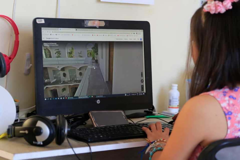 Más de un millón de estudiantes de nivel básico regresan a clases en linea, por TV, radio y redes. (Andrés Lobato)