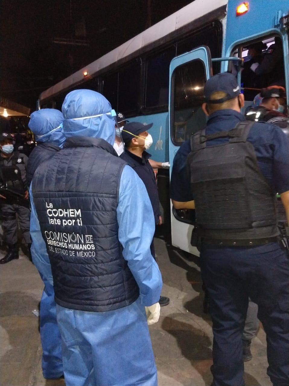 Ademas personal ha estado presente durante los traslados de varones y mujeres. (Especial)