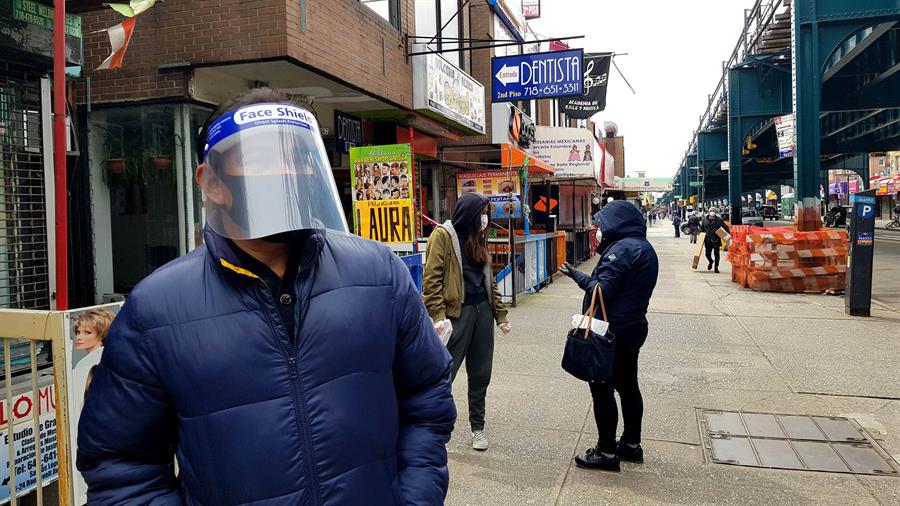 Personas usan mascarillas y cubrebocas en Queens, Nueva York. (EFE)