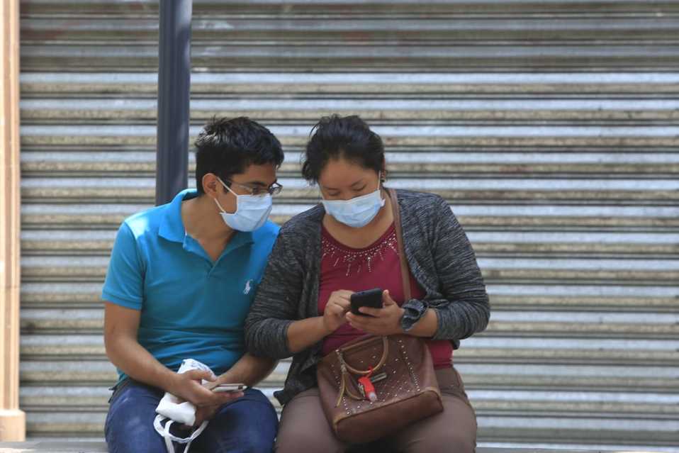 Personas usan tapabocas por la emergencia sanitaria del coronavirus. (Ariana Pérez)
