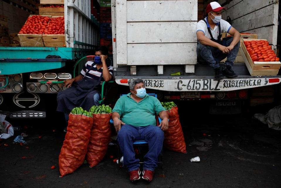 Vendedores esperan clientes en  un mercado de San Salvador, El Salvador. (Reuters)
