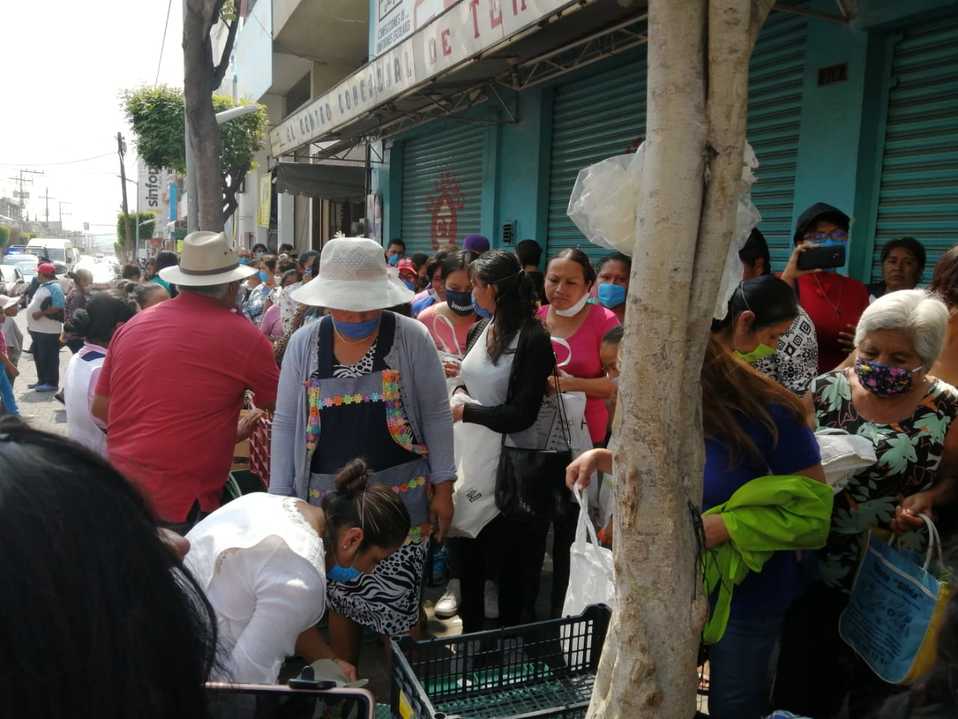 Comerciantes que se instalan en el tianguis de la ciudad, regalaron sus productos en calles del centro de la ciudad. (Apolonia Amayo)