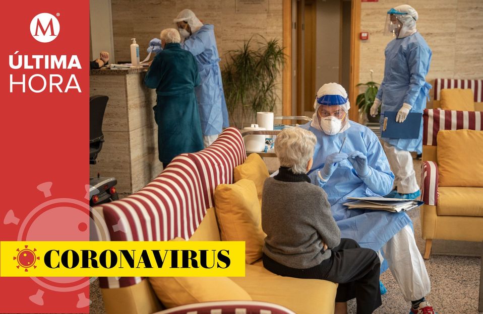 Coronavirus en el mundo, 20 de abril: en la imagen, un hombre de la ONG española Open Arms habla con una anciana previo a una prueba de covid-19 en un