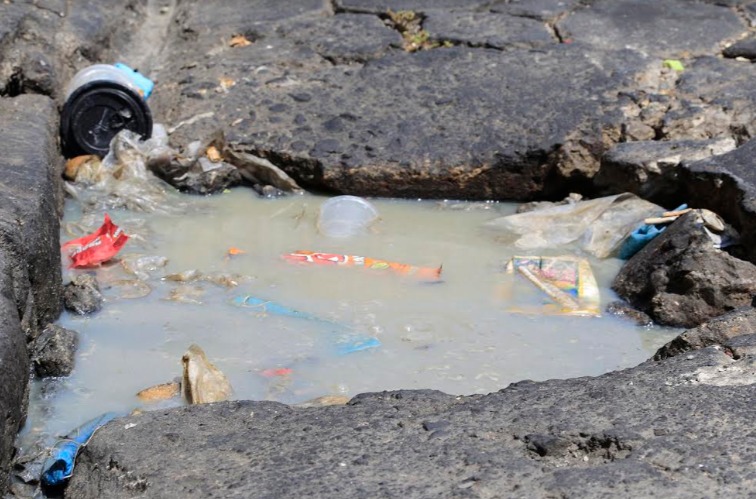 Al menos 5 cubrebocas yacen junto a toda clase de basura en la esquina de la calle 20 poniente y 2 Norte. (Andrés Lobato)