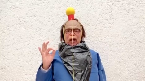 El Doctor Chunga porta su invento 'El Achun-Ga'. (Especial)