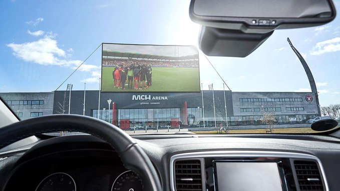 FC Midtjylland propone montar un autocinema para que fans vean partidos (Twitter @fcmidtjylland)