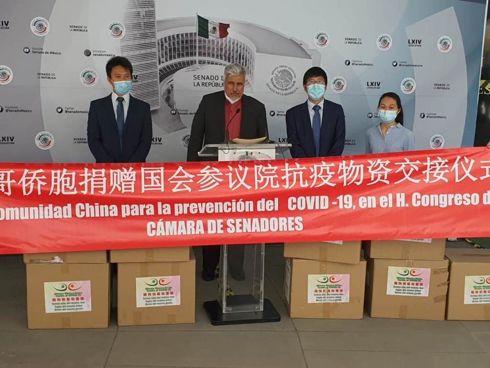 José Narro Céspedes junto a los representantes de la comunidad china. (Especial)