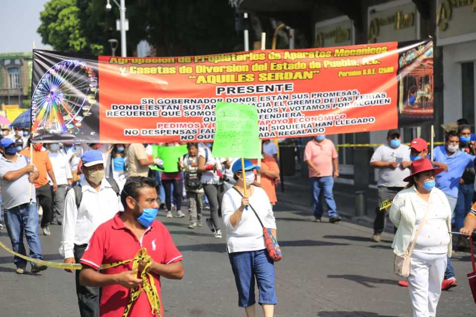 Manifestación de trabajadores de ferias para pedir apoyo al gobernador ante el cierre de sus fuentes de trabajo por el  covid-19. (Andrés Lobato)