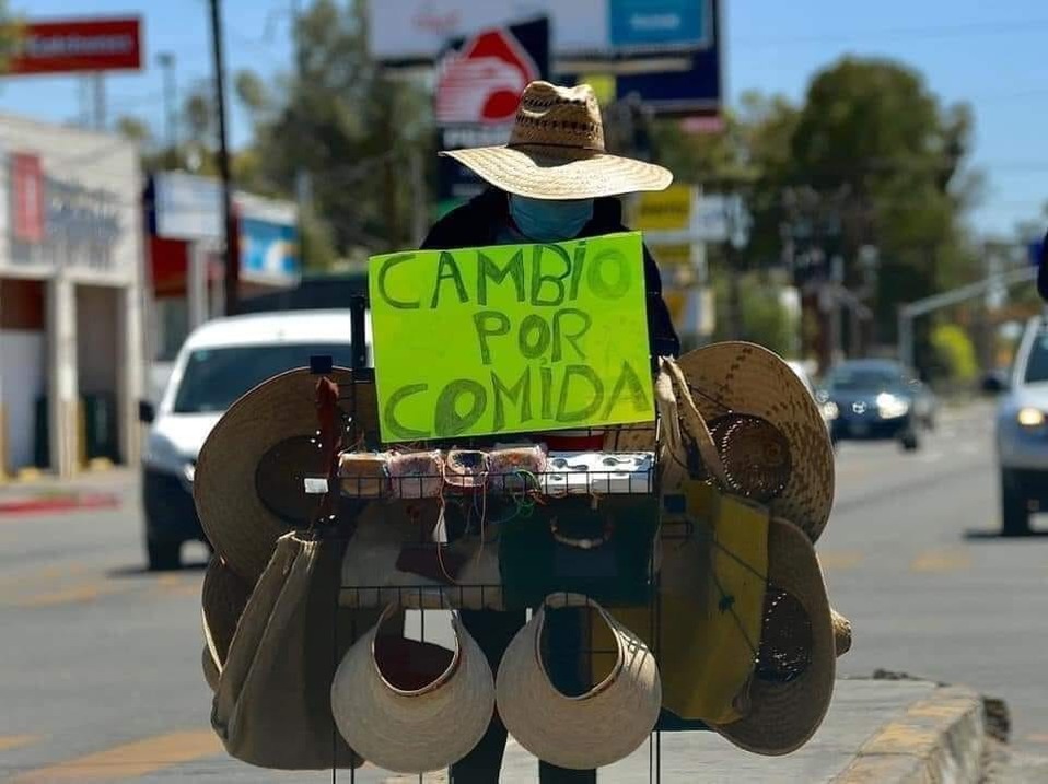 Margarita cambia sombreros por alimento. (Margarita Rojas)