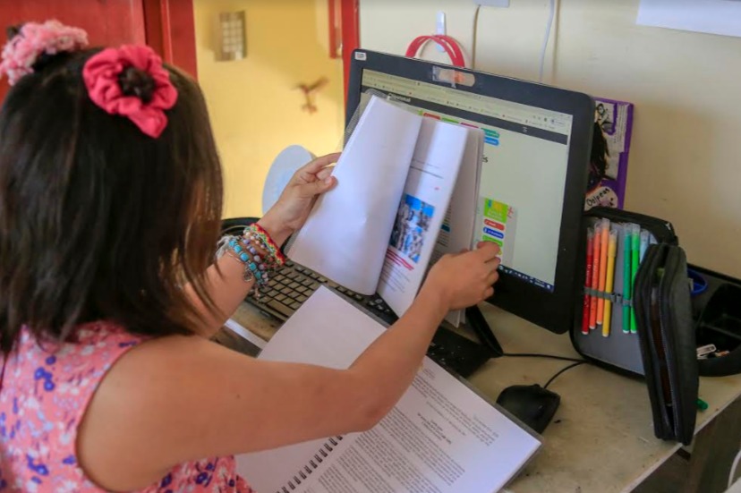 Más de un millón de estudiantes de nivel básico regresan a clases en linea, por TV, radio y redes. (Andrés Lobato)