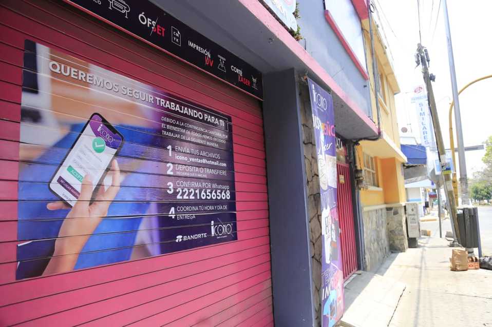 Un negocio ofrece a sus clientes seguir trabajando por la vía digital. (Andrés Lobato)
