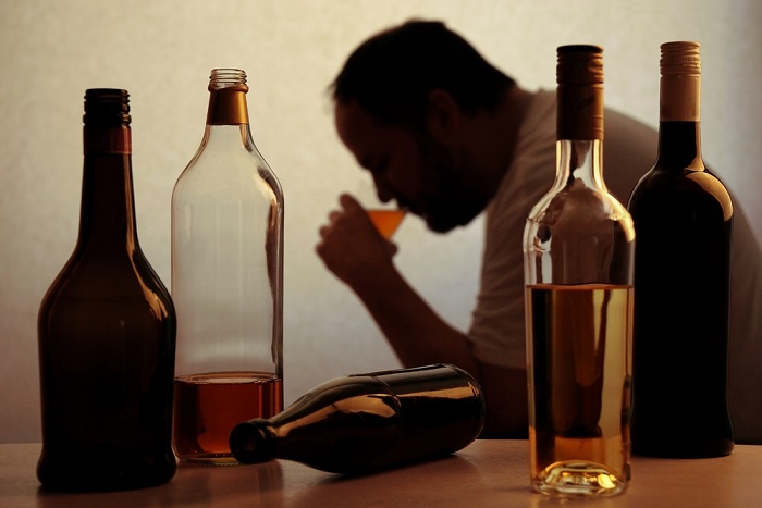 La OMS señala que es nocivo consumir alcohol durante la pandemia (Shutterstock).