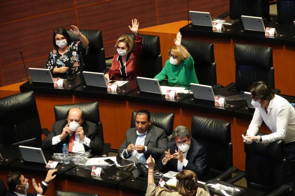 Senadores de Morena con cubrebocas durante la sesión del día de hoy. (Cuartoscuro)