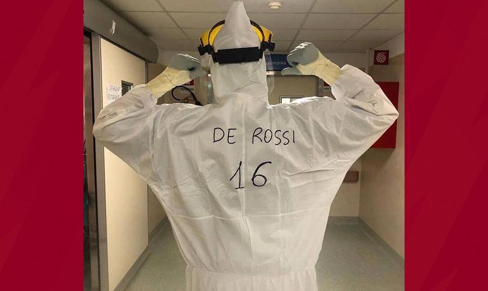 Traje sanitario con el nombre de De Rossi (As Roma)