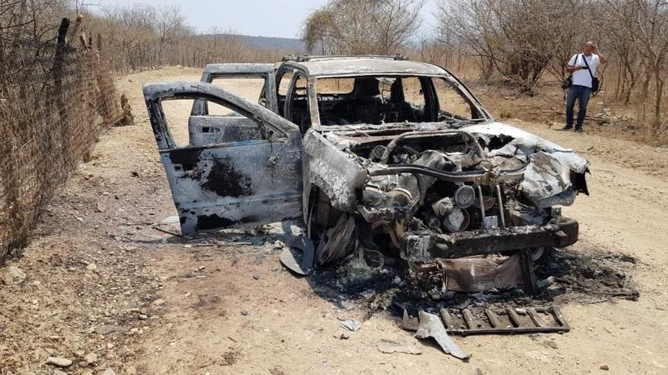 Un auto incinerado tras los enfrentamientos. (Rogelio Agustín)