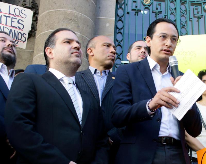 Andrés Atayde Rubiolo (der.)