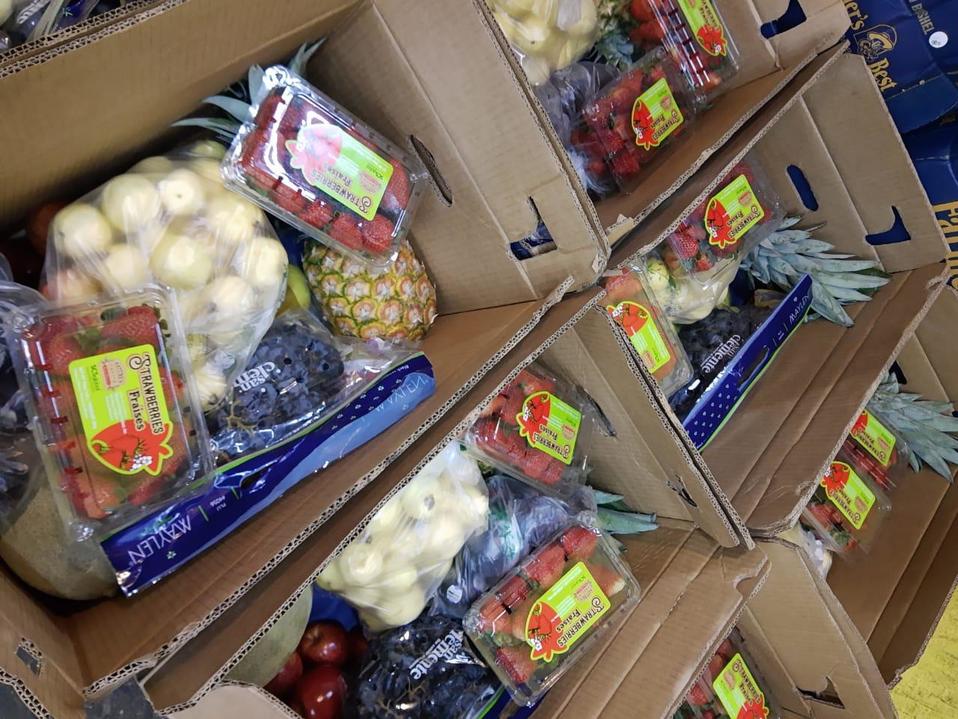 Comerciantes ofertan desde frutas y verduras hasta postres. (Elizabeth Hernández)