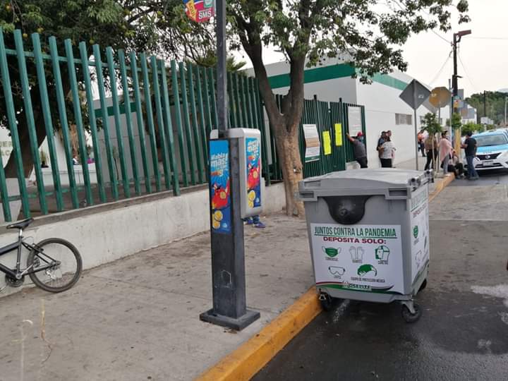 Los contenedores son de plástico y tienen colocados en la parte de afuera las imágenes representativas al tipo de desecho. (Especial)