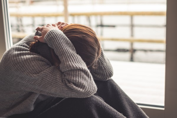 Ante la cuarentena por la pandemia de covid-19, algunas personas sientes tristeza. |Shutterstock