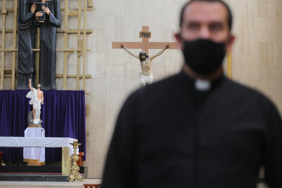 Con cubrebocas, sacerdotes se mantienen firmes ante la pandemia de coronavirus (Jorge Carballo)
